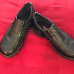 Munro black leather slip ons with zipper